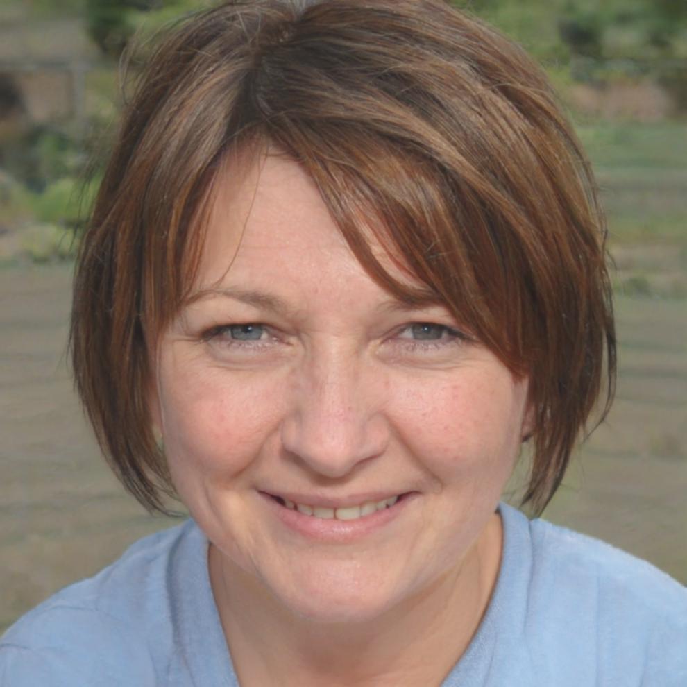 Spécialiste en support technique souriante prête à aider les étudiants