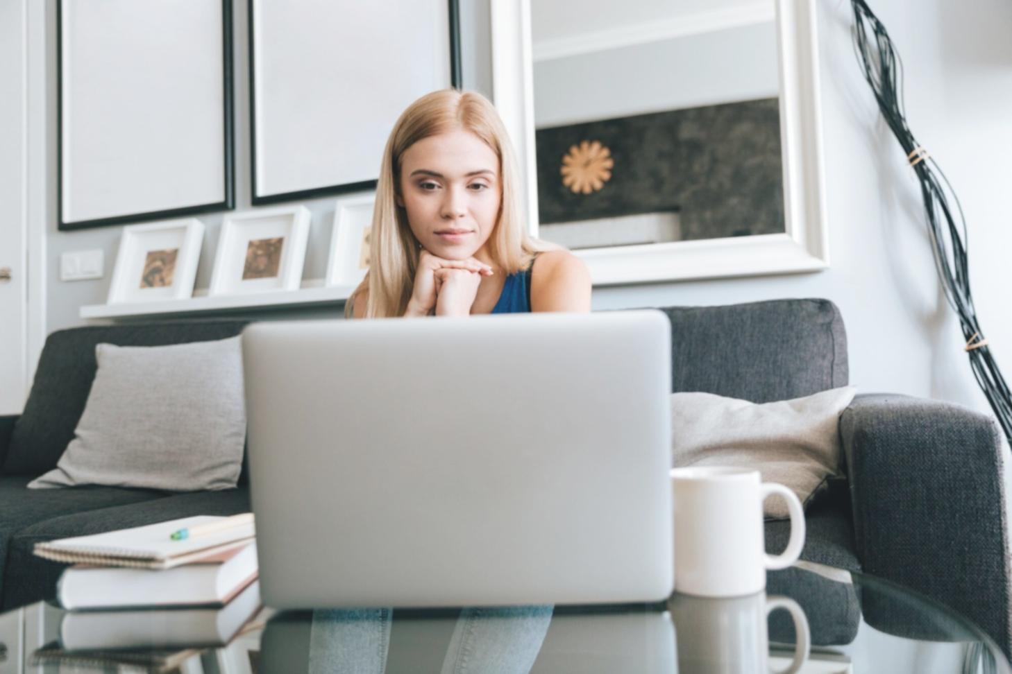 Outils de gestion financière moderne sur bureau organisé